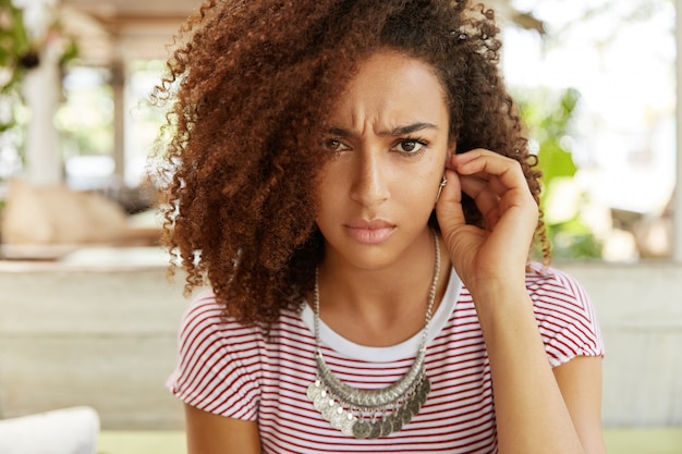 Bella donna afro-americana nella caffetteria