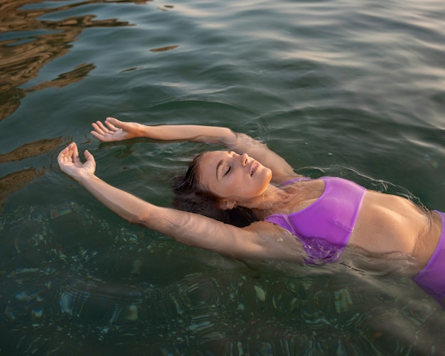 Bella donna al concetto di spiaggia