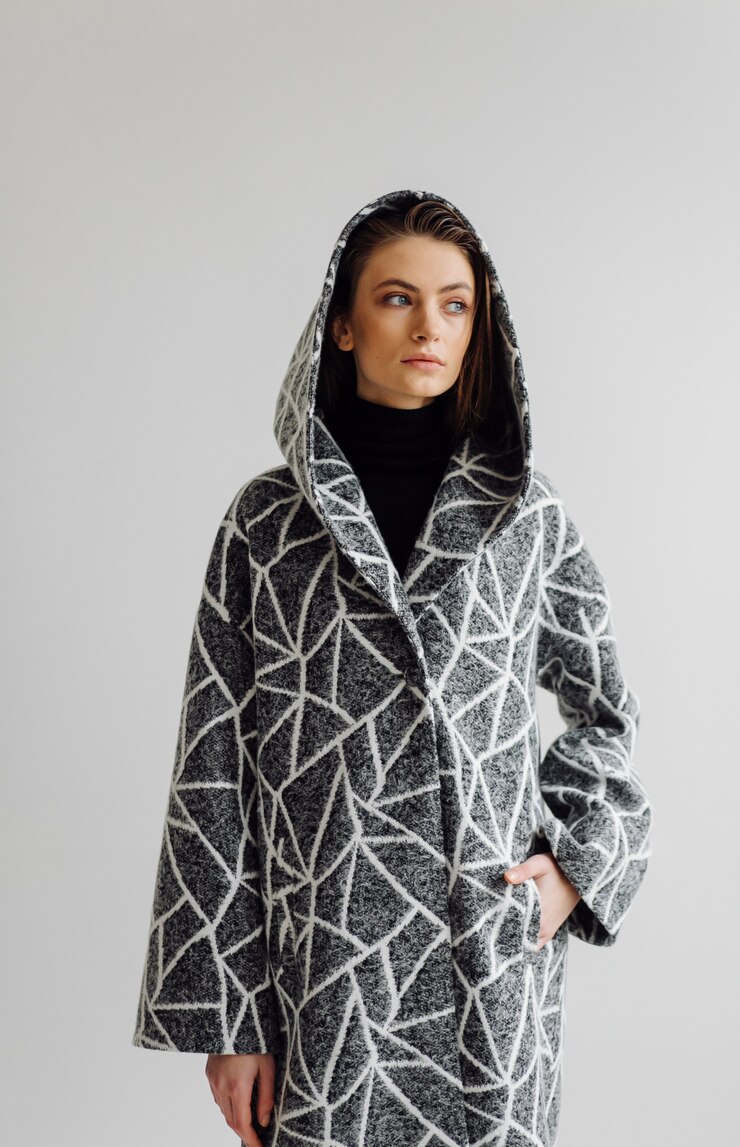 Foto gratuito bella donna alla moda che posa con un cappotto elegante