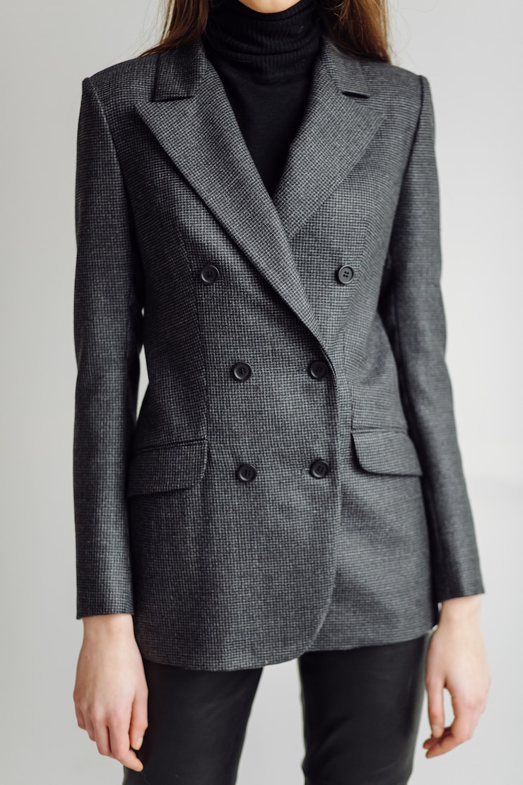 Foto gratuito bella donna alla moda che posa con un vestito elegante