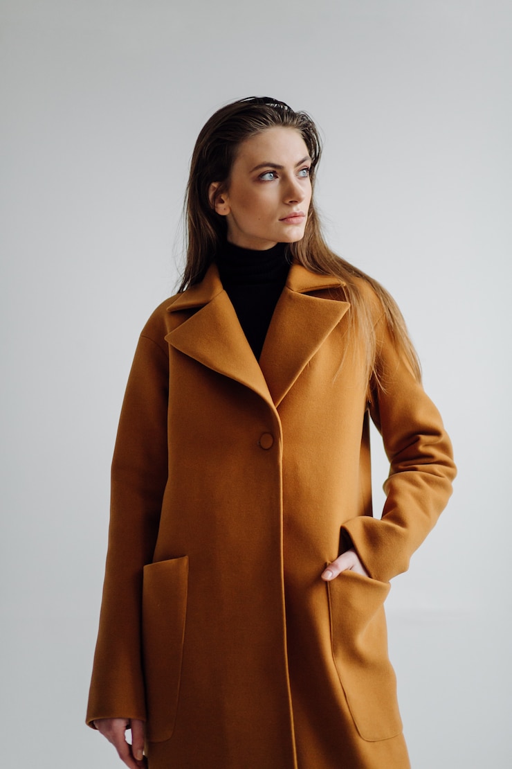 Foto gratuito bella donna alla moda che posa con un vestito elegante