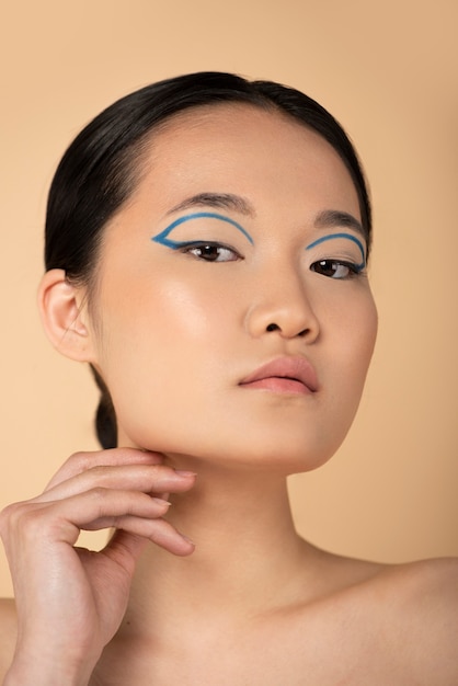 Bella donna asiatica che indossa eyeliner blu