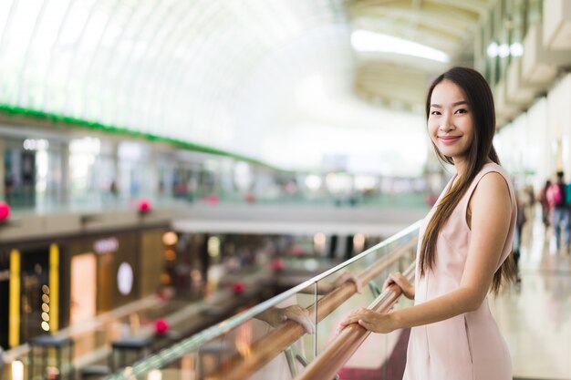 Bella donna asiatica sorriso e felice nel centro commerciale