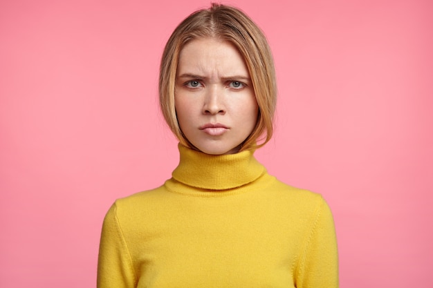 Bella donna bionda con dolcevita giallo