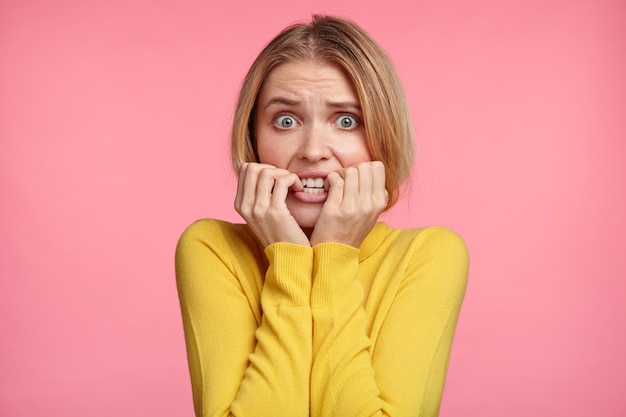 Bella donna bionda con dolcevita giallo