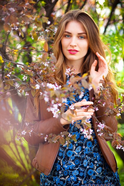 Bella donna bionda nel parco un caldo giorno di primavera