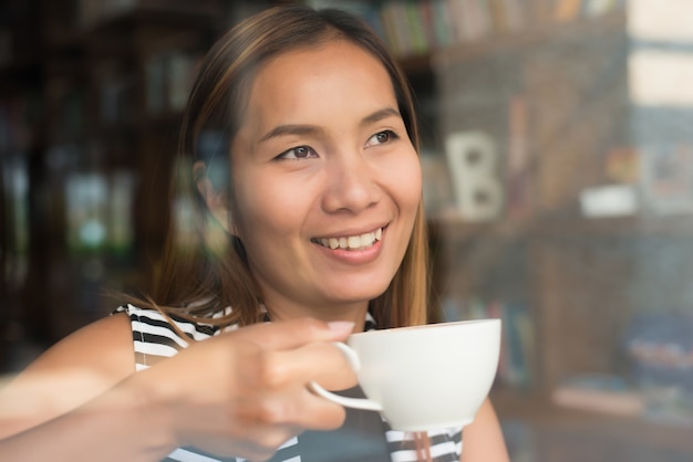 Bella donna calda tazza di caffè