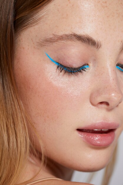 Bella donna caucasica con eyeliner blu