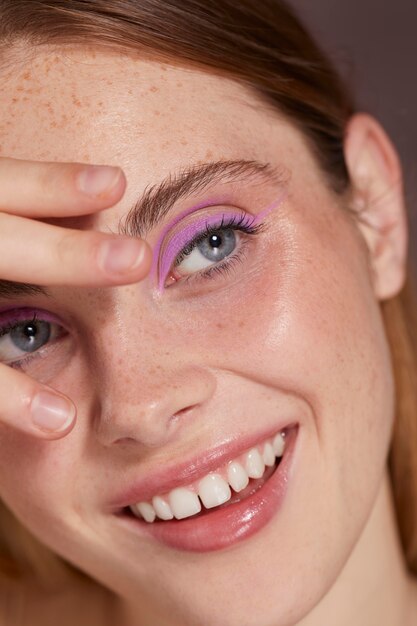 Bella donna caucasica con eyeliner rosa