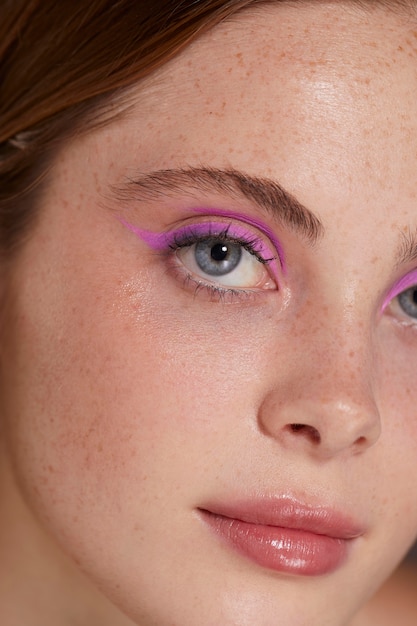 Bella donna caucasica con eyeliner rosa