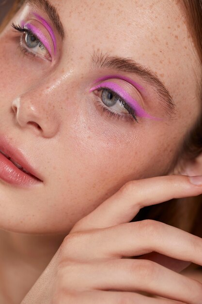 Bella donna caucasica con eyeliner rosa