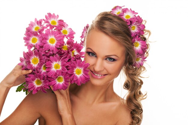 Bella donna caucasica con fiori freschi