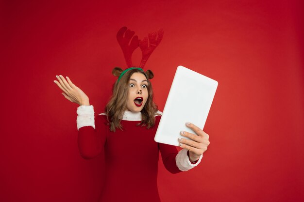 Bella donna caucasica con i capelli lunghi come la renna di Babbo Natale