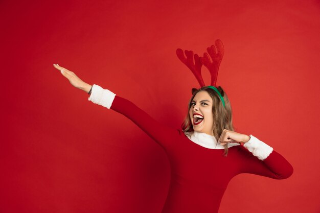 Bella donna caucasica con i capelli lunghi come la renna di Babbo Natale