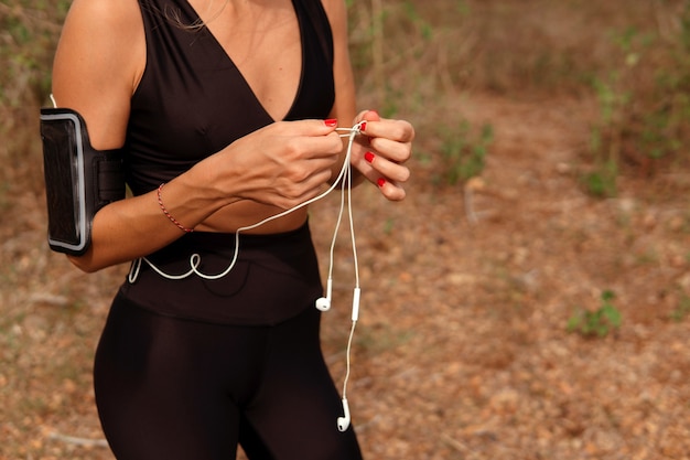 Bella donna che ascolta musica nel parco