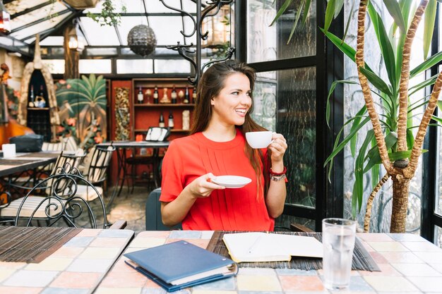 Bella donna che beve caffè nel caf�