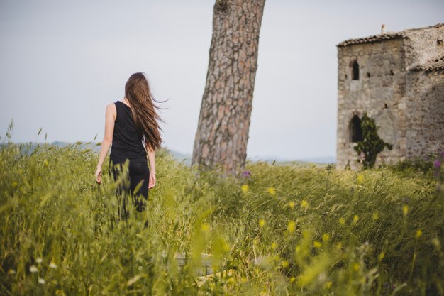 Bella donna che cammina sul campo