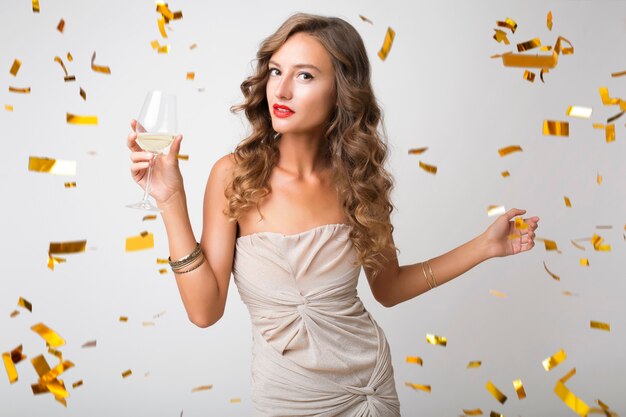 Bella donna che celebra il nuovo anno bevendo champagne