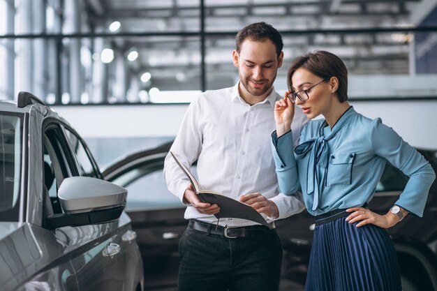 Bella donna che compra un&#39;auto