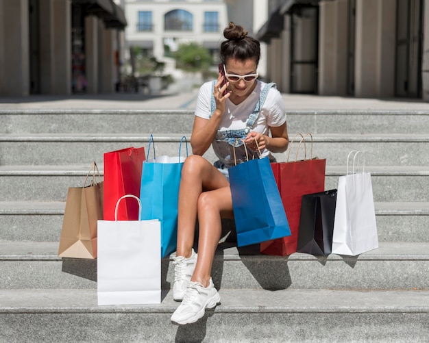 Bella donna che controlla i sacchetti della spesa