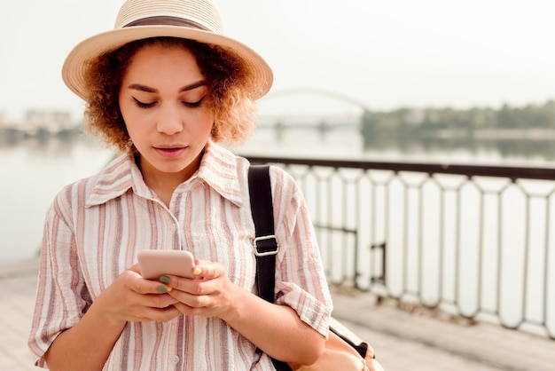 Bella donna che controlla il suo telefono