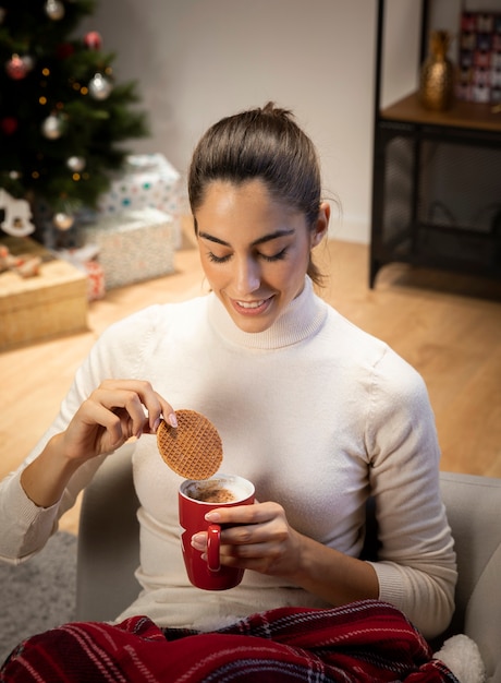 Bella donna che esamina una tazza di caffè