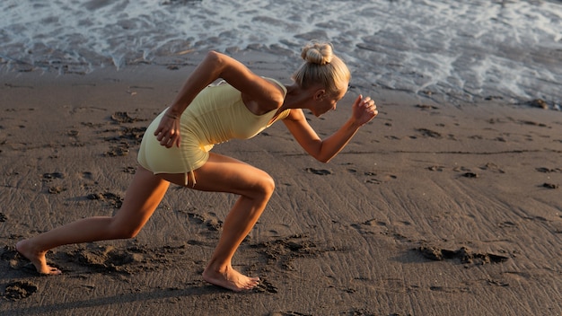 Bella donna che fa jogging sulla spiaggia. bali