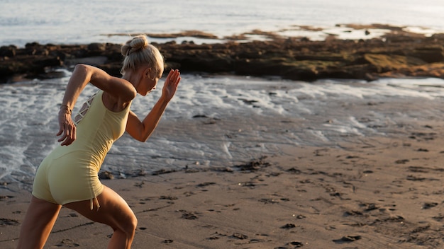 Bella donna che fa jogging sulla spiaggia. bali