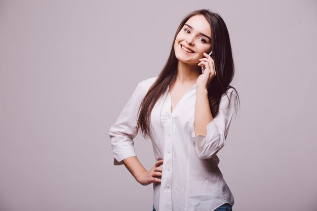 Bella donna che fa una telefonata, isolata su sfondo bianco