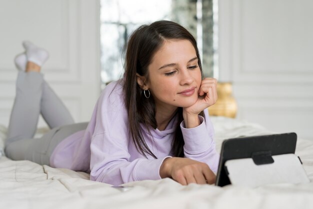 Bella donna che fa una videochiamata a casa