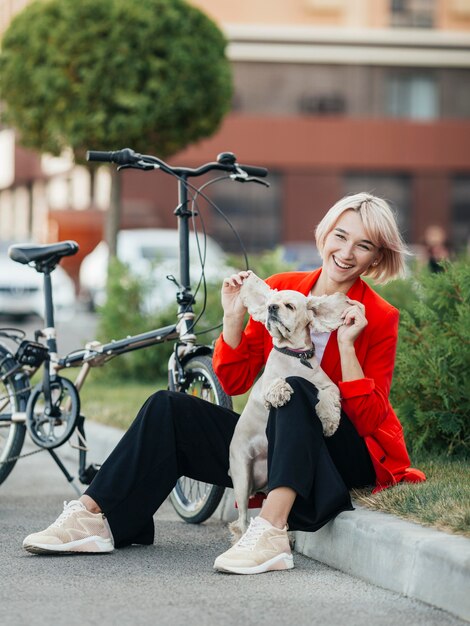 Bella donna che gioca con il suo cane