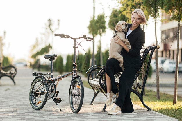 Bella donna che gioca con il suo simpatico cane