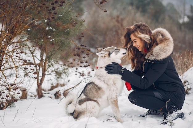 Bella donna che gioca con un cane