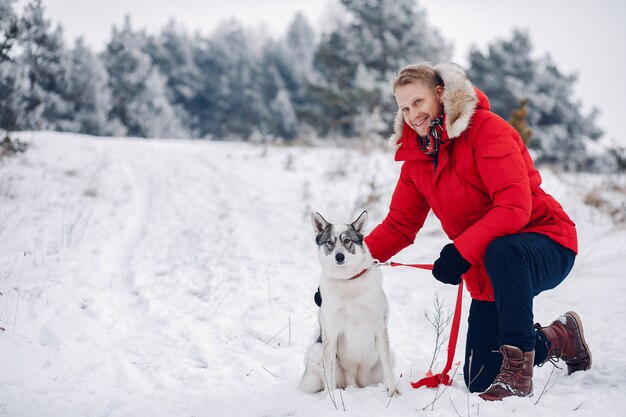 Bella donna che gioca con un cane