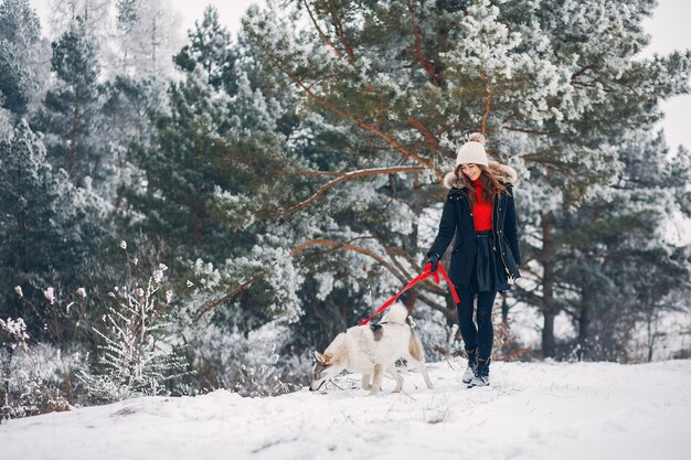 Bella donna che gioca con un cane