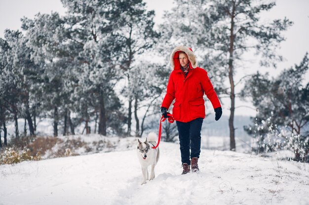 Bella donna che gioca con un cane