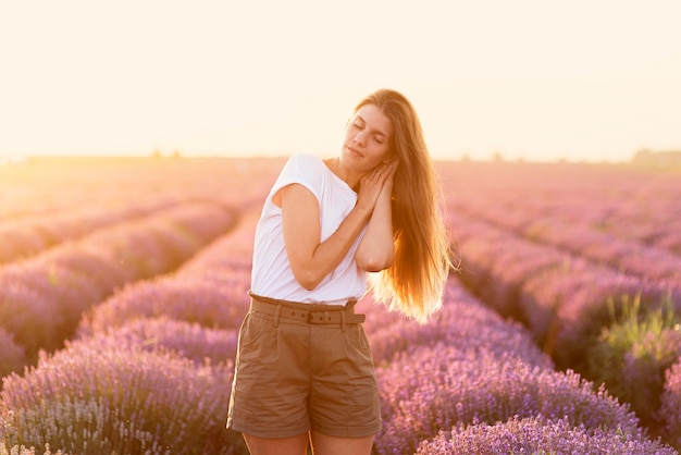 Bella donna che gode della natura