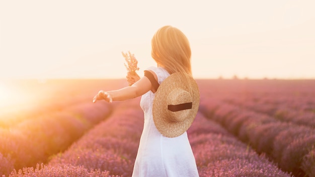 Bella donna che gode della natura