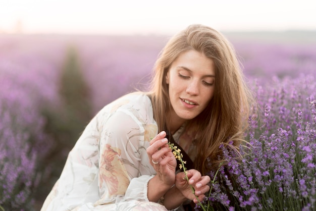 Bella donna che gode della natura