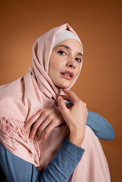 Bella donna che indossa l'hijab, colpo medio