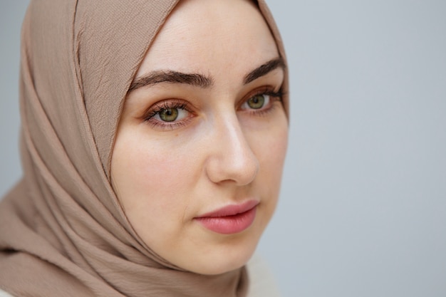 Bella donna che indossa l'hijab