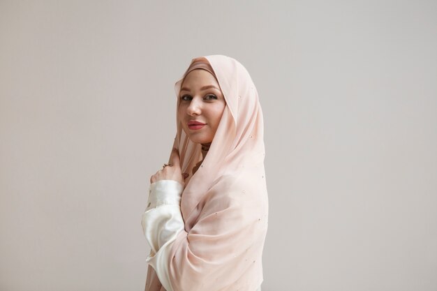 Bella donna che indossa l'hijab