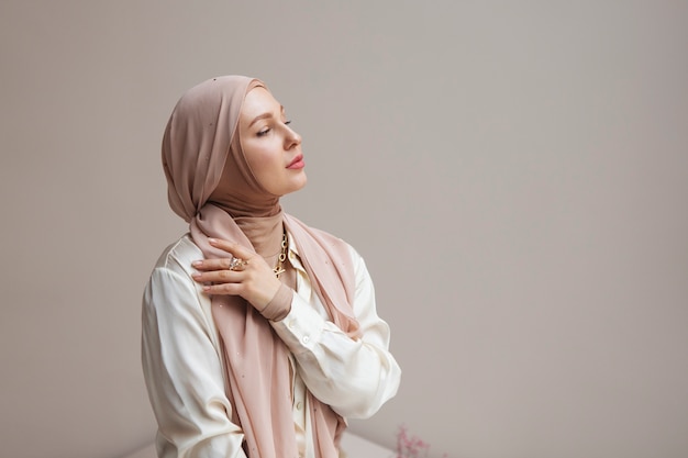 Bella donna che indossa l'hijab