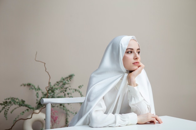 Bella donna che indossa l'hijab