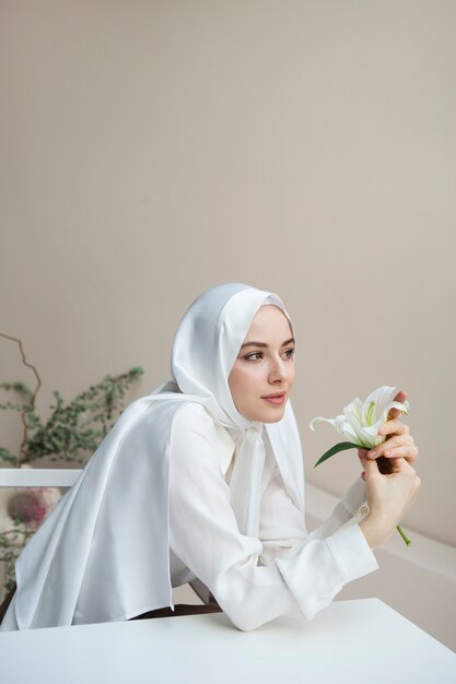 Bella donna che indossa l'hijab