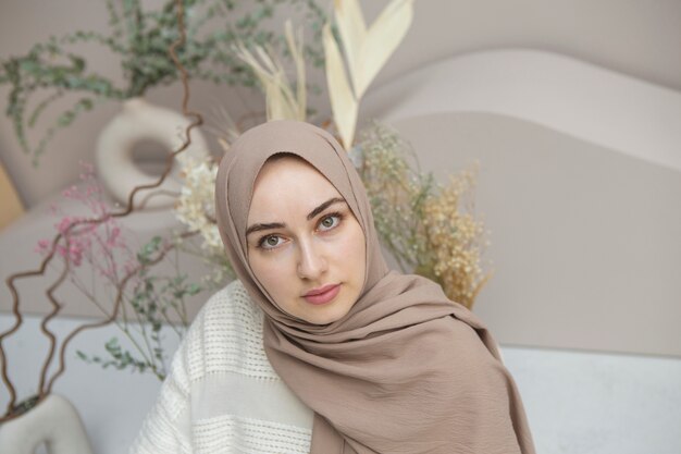 Bella donna che indossa l'hijab