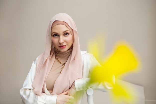 Bella donna che indossa l'hijab