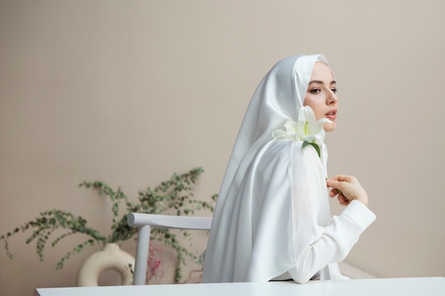 Bella donna che indossa l'hijab