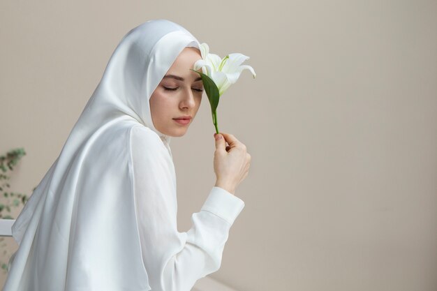 Bella donna che indossa l'hijab