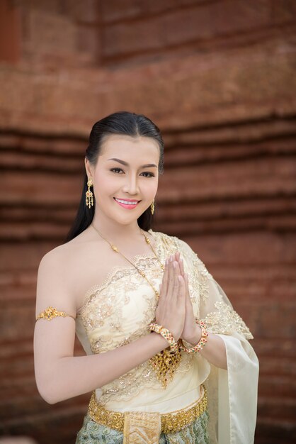 Bella donna che indossa un tipico abito thailandese